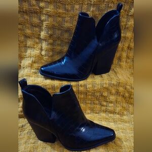 Qupid Deep V Cut Out Black Croc-Embossed Ankle Booties -Size 9